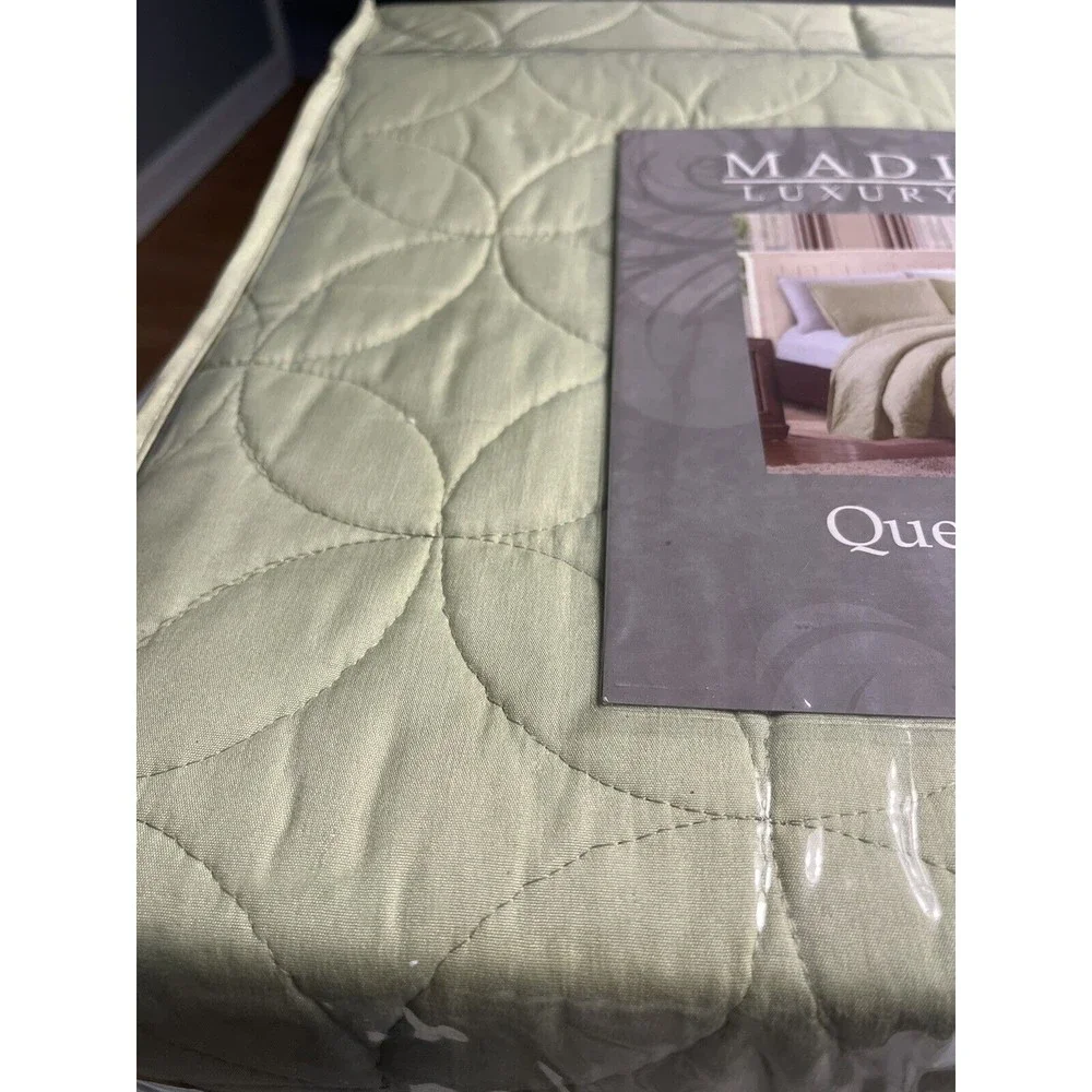 NWT - Madison Luxury Home 3-pc Reversible Queen Size Quilt Set Sage Green